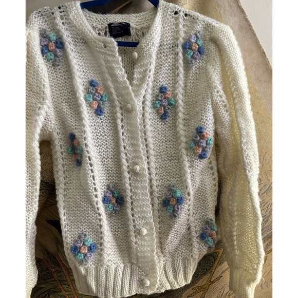Lady Van Heusen Vintage Hand Knit Cardigan Embroidered Sweater SZ Medium - Picture 2 of 7